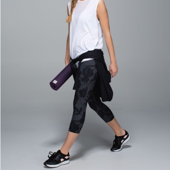 lululemon athletica Pants - Lululemon Inky Floral Wunder Under Crop Leggings